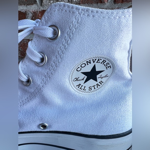 Converse Chuck Taylor All Star Lift
Platform High-Top sneakers in white. Size 6 - Picture 4 of 8